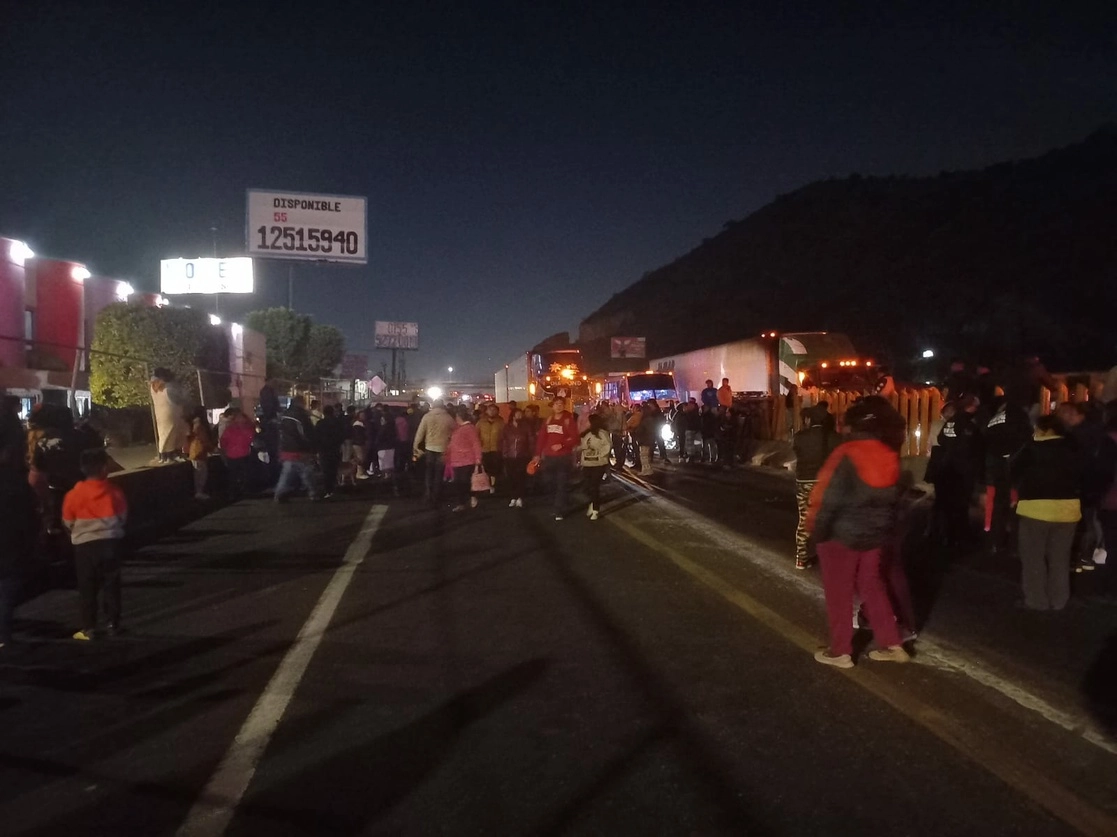 En ese contexto, vecinos de la colonia 20 de Noviembre bloquean el kilómetro 30 de la autopista México-Puebla, en protesta porque este martes se cometieron tres robos a casa habitación. Foto La Jornada
