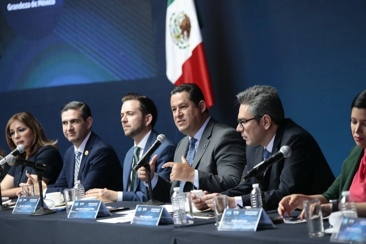 Autoridades confirmaron el parentesco de Andrés Cordero Vallejo y el gobernador Diego Sinhué Rodríguez Vallejo (micrófono). Foto La Jornada