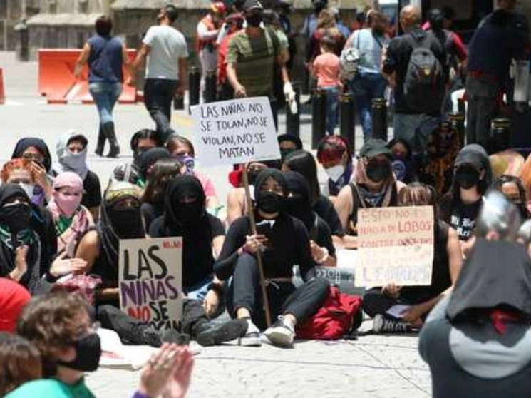 Aproximadamente 150 mujeres protestaron ayer junto al palacio de gobierno de Jalisco, en el centro de Guadalajara, en demanda de justicia por el asesinato de la niña Elsy, cuyo cuerpo fue encontrado con huellas de agresión sexual el pasado 16 de agosto. Foto Arturo Campos Cedillo