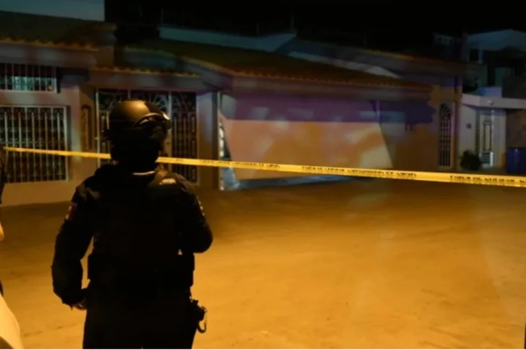 Elementos de seguridad resguardan el lugar donde asesinanaron a César Carrillo, hijo de Amado Carrillo 'El Señor de los Cielos' en Navolato, Sinaloa. Foto El Debate