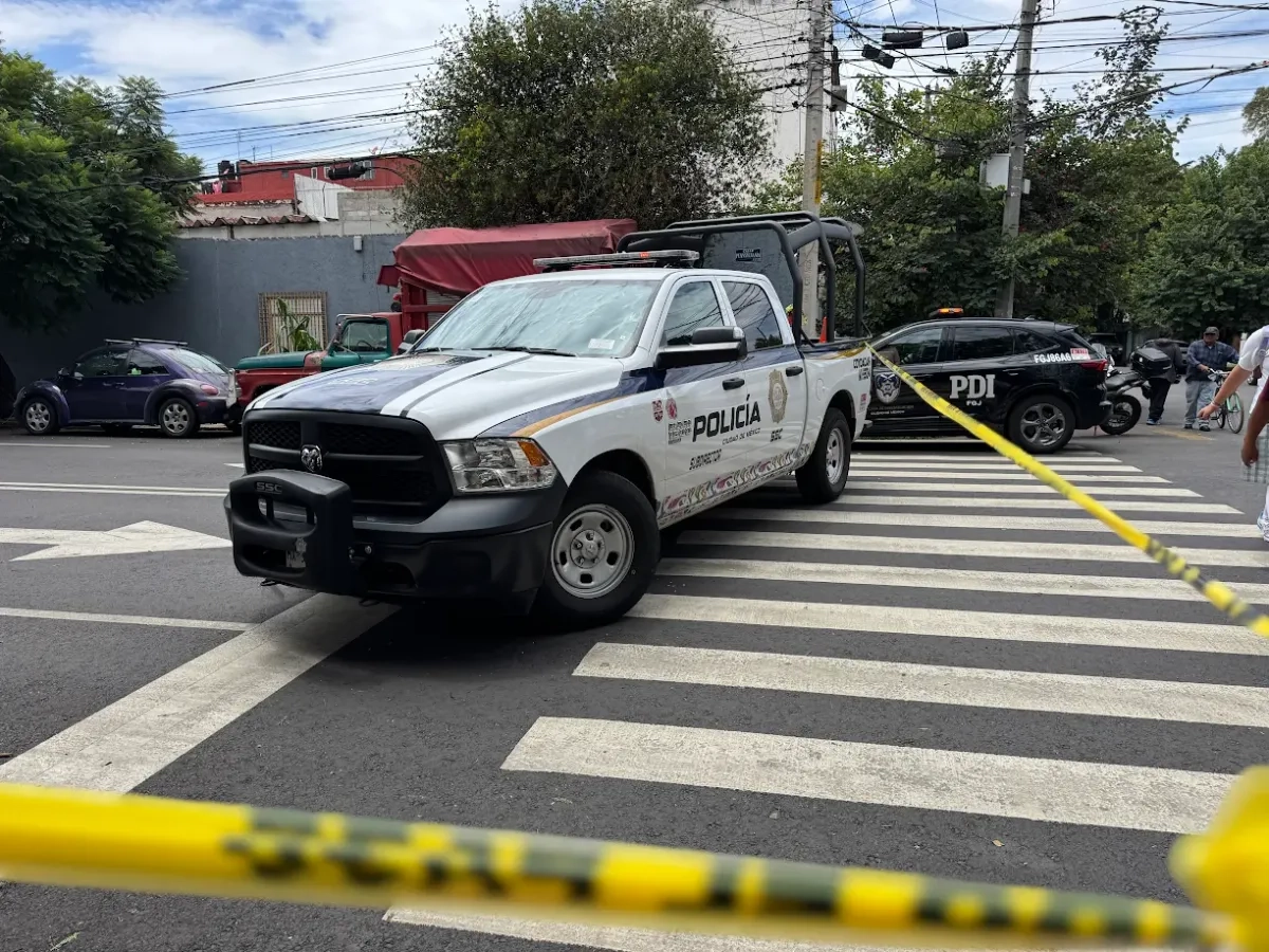 Policías acudieron a realizar las primeras investigaciones para dar con el paradero del responsable. Foto