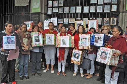 Ana Luisa Garduño Juárez, al centro y de bufanda, durante una protesta en diciembre de 2015 en la entrada del palacio de gobierno de Morelos, cerca de una ofrenda dedicada a las víctimas de la violencia en el estado. Foto Rubicela Morelos