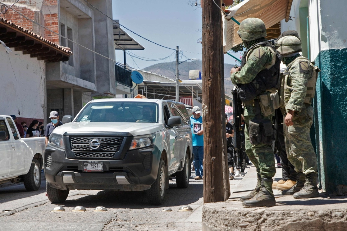 La fiscalía de Michoacán informó que encontraron el cuerpo de René Cervantes Gaytán, asesor del edil César Arturo Valencia Caballero, asesinado el jueves a balazos, por lo que alrededor de 150 soldados y agentes estatales fueron desplegados en esa localidad para apoyar en las pesquisas. Foto Afp
