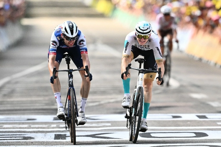 Matej Mohoric (derecha) y Kasper Asgreen, llegan casi al mismo tiempo a la meta de la etapa 19 del Tour de Francia. Foto Afp