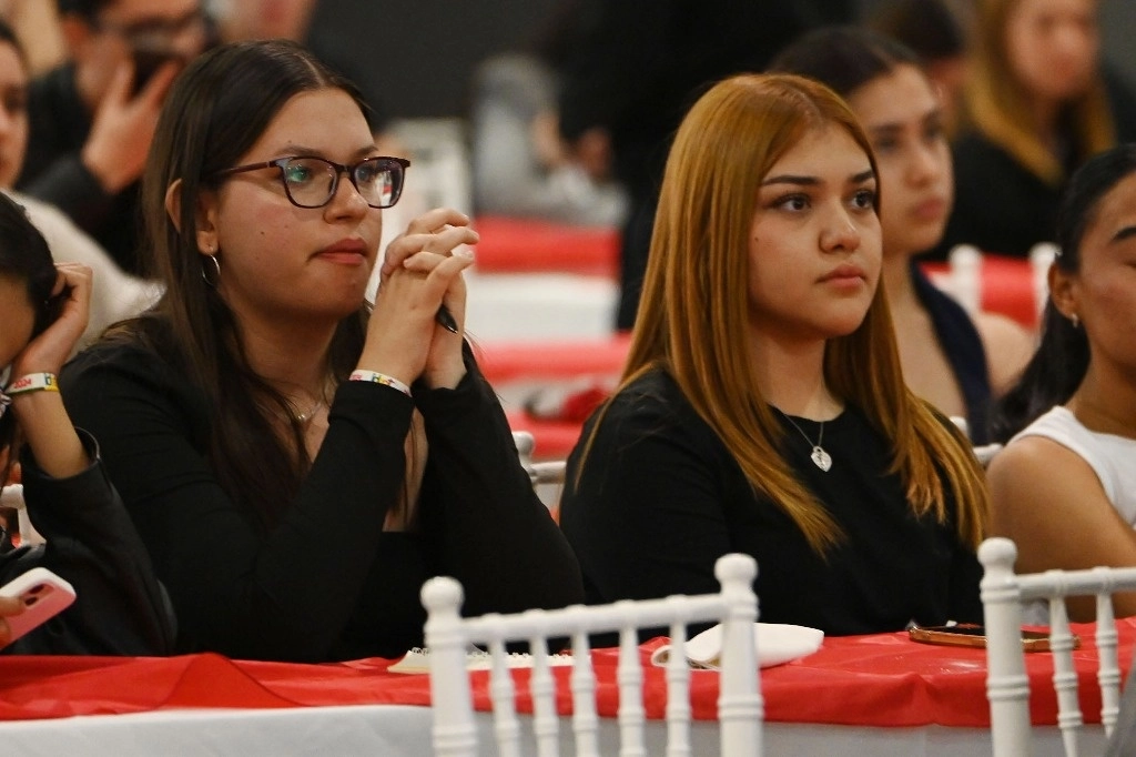 Alumnas de Ibero León durante un foro en imagen de archivo. Foto tomada de la cuenta de X @IberoLeon