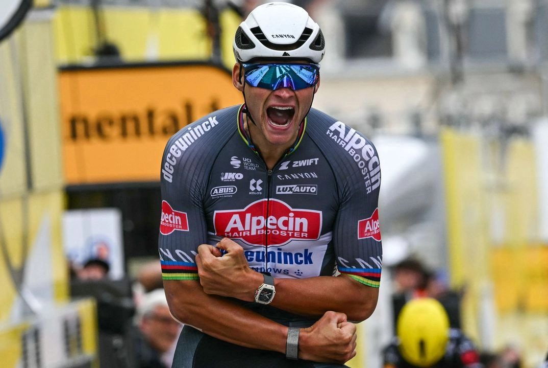 Mathieu van der Poel, del equipo Alpecin-Deceuninck, llega en primer lugar a la meta en Boulogne-sur-Mer, tras el recorrido de 209.1 kilómetros que conformaron la segunda etapa del Tour de Francia, el 6 de julio de 2025. Foto 