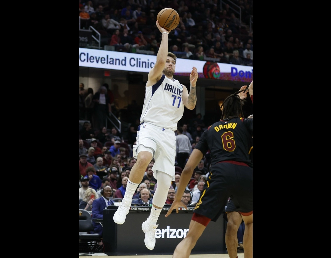 Tan sólo en el tercer cuarto ante Cavaliers de Cleveland, el base de Mavericks de Dallas, Luka Doncic, anotó 20 puntos. Foto Ap