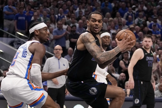 Los Timberwolves, que compiten en su primera final de conferencia en una década, se resintieron de una gris noche de sus dos figuras ofensivas. Foto Ap

