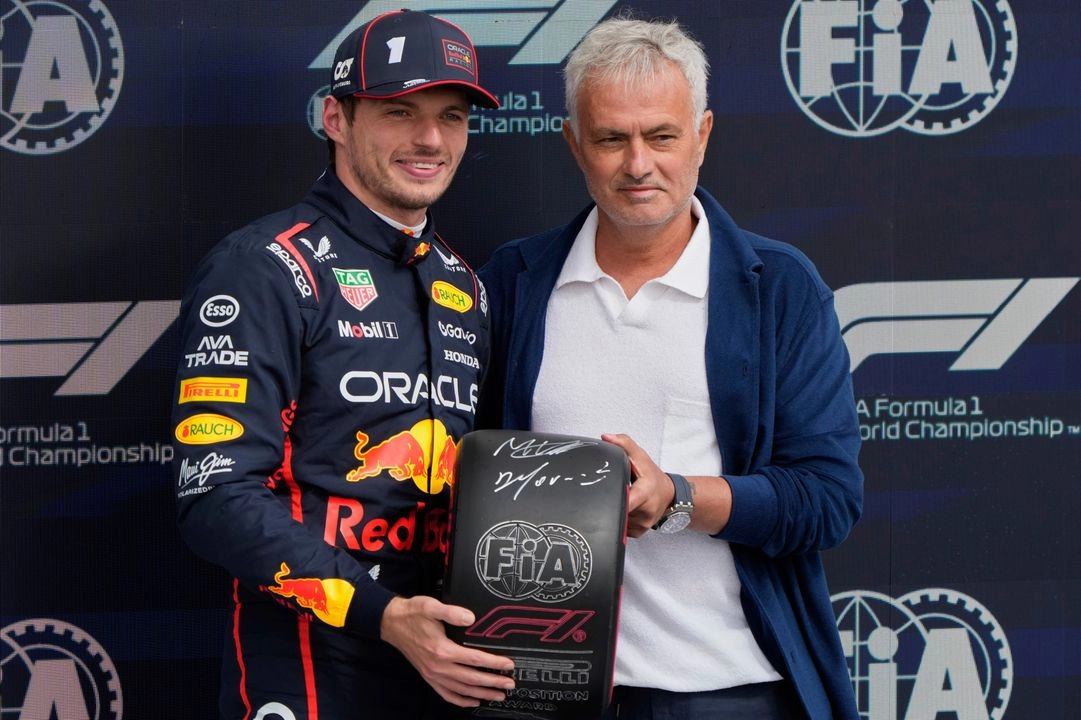 El piloto de Red Bull, Max Verstappen, y el entrenador de futbol, José Mourinho, posan después de la clasificación para el GP de Gran Bretaña en Silverstone, Inglaterra, el sábado 5 de julio de 2025. Foto 