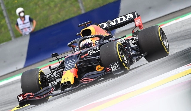 Max Vertappen de la escudería Red Bull confirmó su liderato del campeonato mundial con una victoria en el GP de Austria. Foto Afp