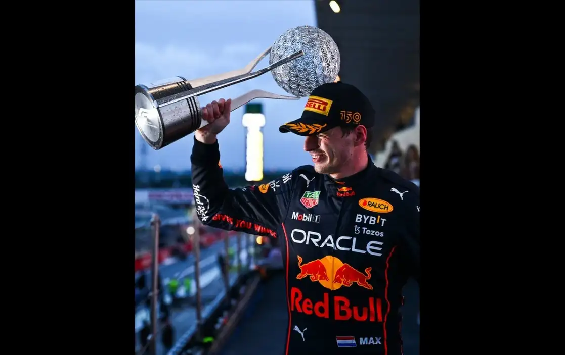 En una carrera retrasada por la intensa lluvia, Verstappen necesitó 29 vueltas para dominar y consagrarse bicampeón en el Mundial de pilotos. Foto @redbullracing