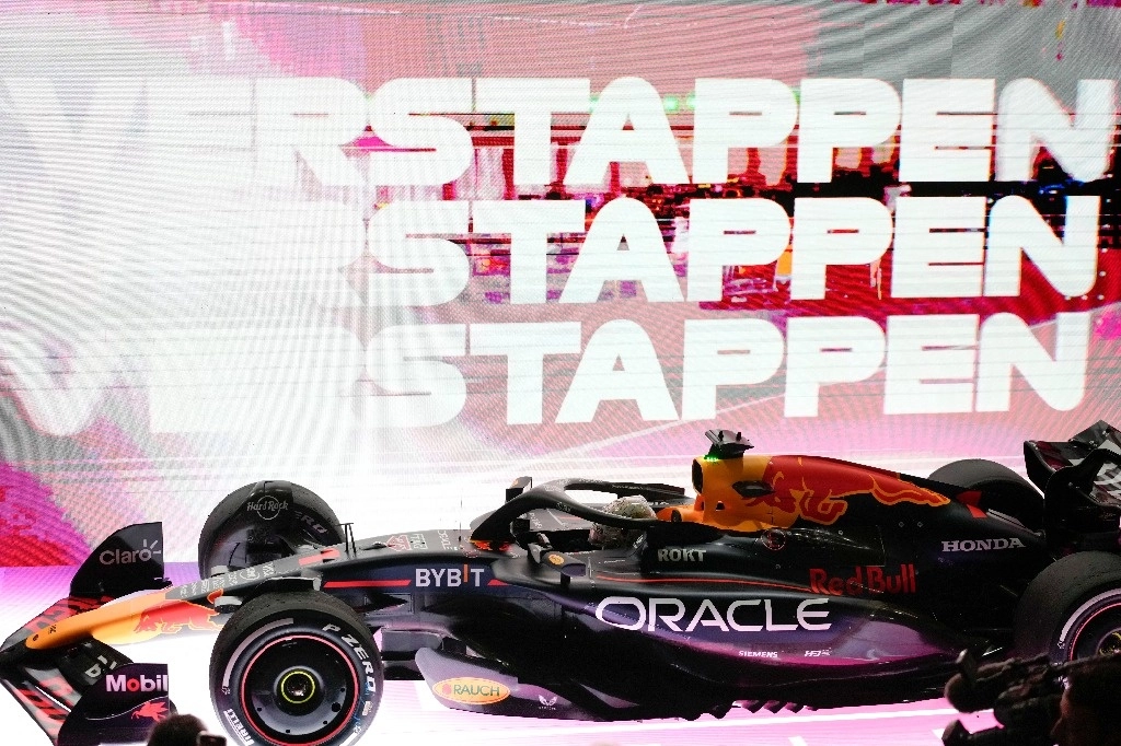 Max Verstappen estaciona su monoplaza al finalizar el GP de Qatar; el piloto de Red Bull ya es tetracampeón de la F1. Foto Ap