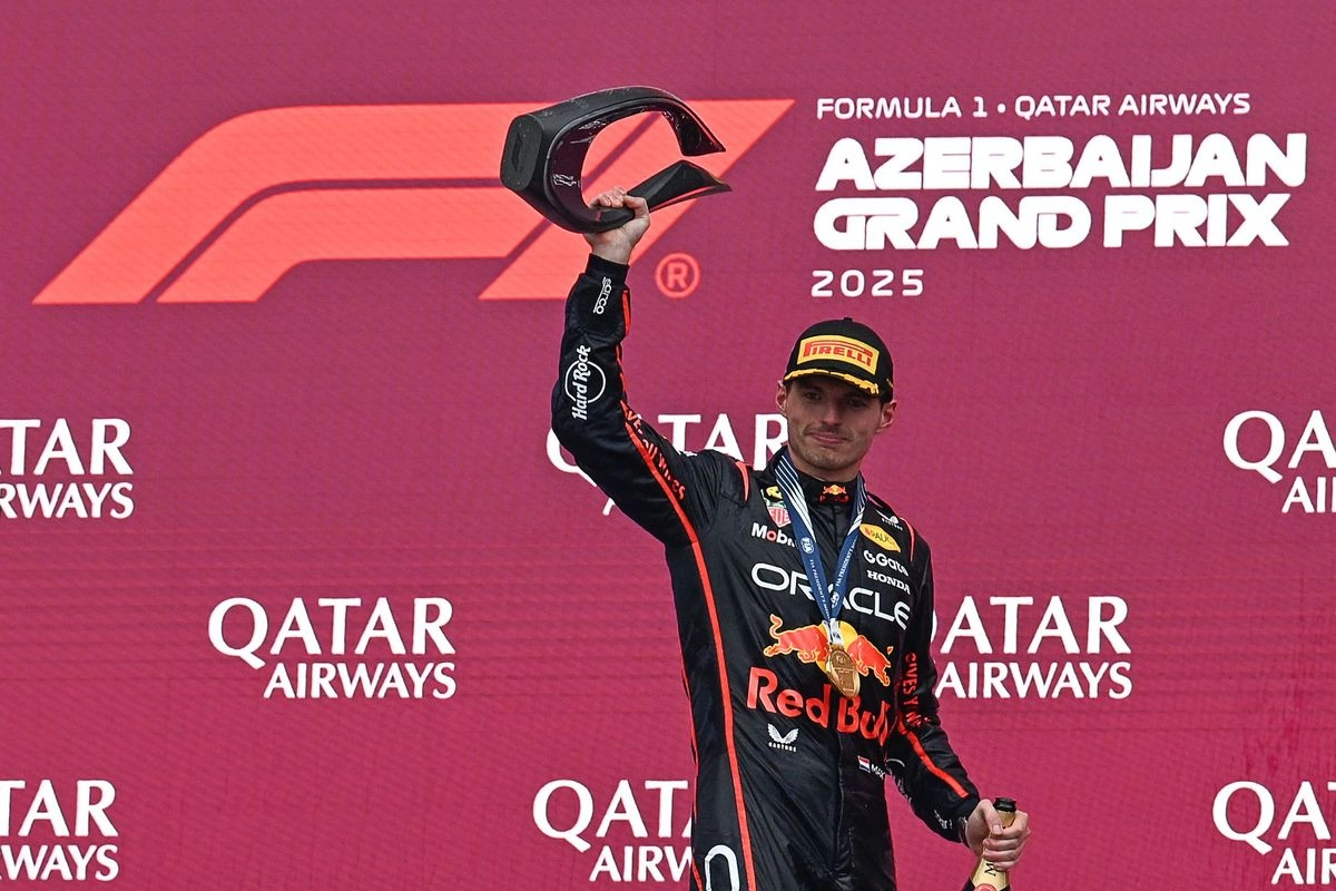 El piloto neerlandés de Red Bull celebra su triunfo en el GP de Azerbaiyan; el podio lo completaron George Russell (Mercedes) y al español Carlos Sainz (Williams), el 21 de septiembre de 2025. Foto 