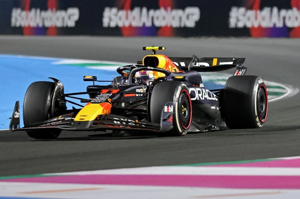 El piloto mexicano Sergio Pérez durante el Gran Premio de Arabia Saudita en el circuito urbano de Yedá. Foto Afp