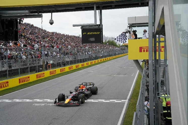 El piloto holandés, Max Verstappen, recibe la bandera de cuadros al finalizar en el primer lugar el GP de Canadá. Foto Afp