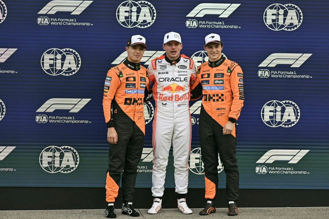 El piloto de Red Bull (centro) consiguió el mejor tiempo (1 minuto 26.983 segundos) en las calificaciones y terminó 12 milésimas de segundo por delante de Norris (izq.), el líder del campeonato.