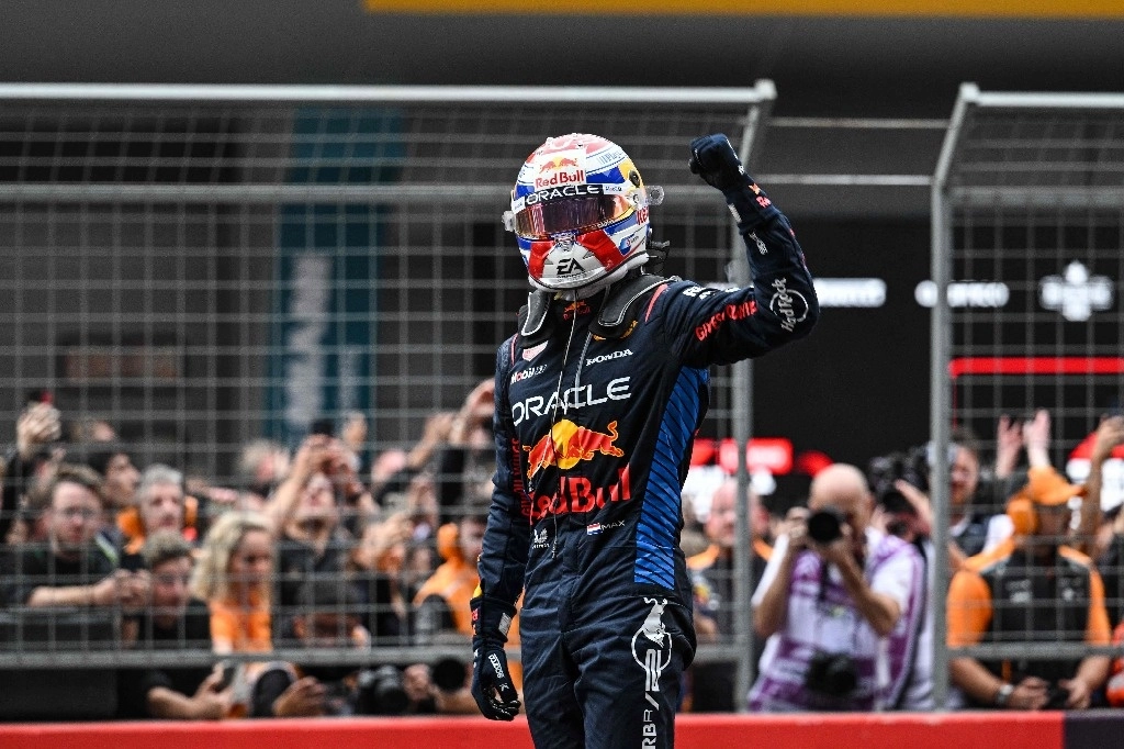 Max Verstappen festeja sobre su monoplaza de Red Bull tras ganar el GP de China. Foto Afp