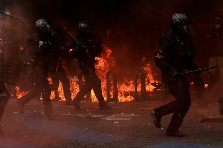 La jornada histórica del 1 de mayo en Francia dejó un saldo de heridos y detenidos inédito en las últimas décadas: 540 personas arrestadas en todo el país, además se informó de 406 policías y 61 manifestantes heridos durante los enfrentamientos. La imagen, en París. Foto Ap