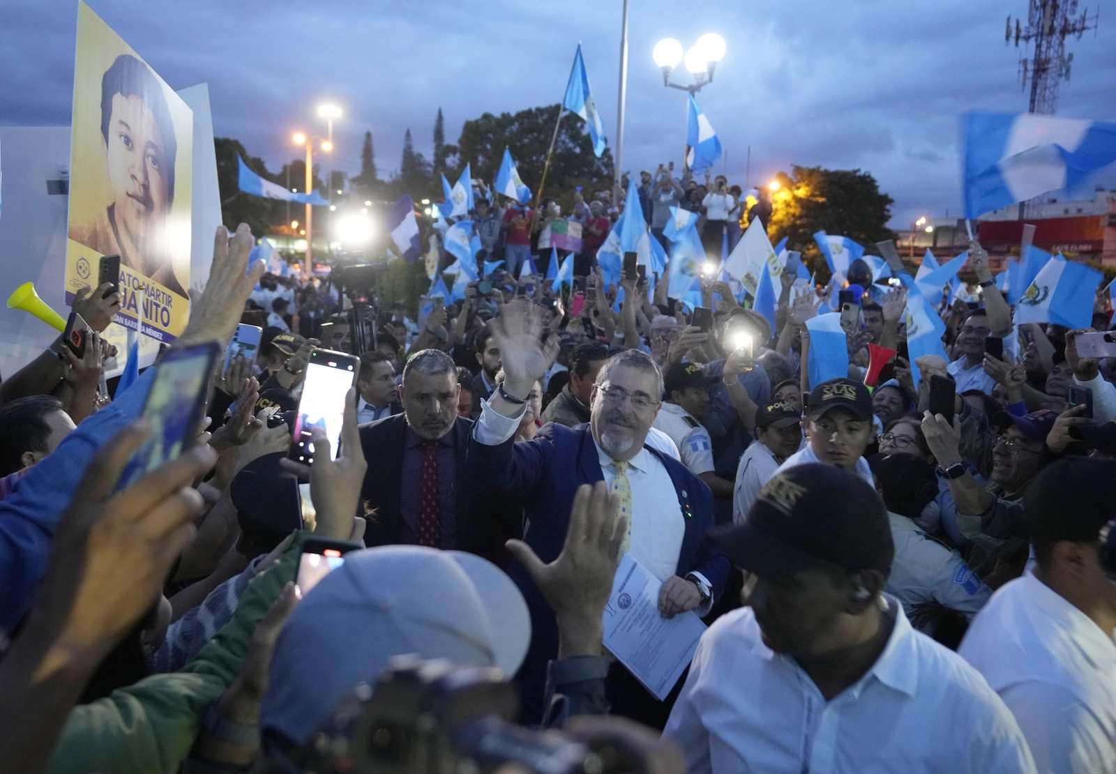 El presidente electo de Guatemala, Bernardo Arévalo, saluda a la multitud cuando llega a una marcha de indígenas para exigir la renuncia de la fiscal general Consuelo Porras, frente al edificio de la Corte Suprema en la ciudad de Guatemala, el 18 de septiembre de 2023. Foto Ap