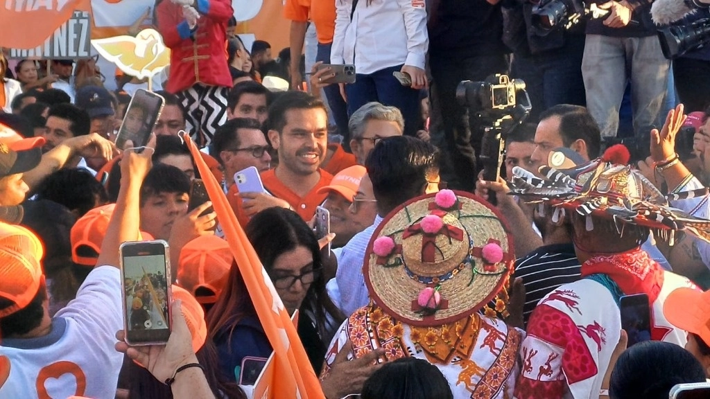 El aspirante ofreció un discurso en la plaza principal de Xalisco, durante el cual reprochó que muchos políticos nayaritas se han hecho ricos a costillas de los ciudadanos. Foto La Jornada