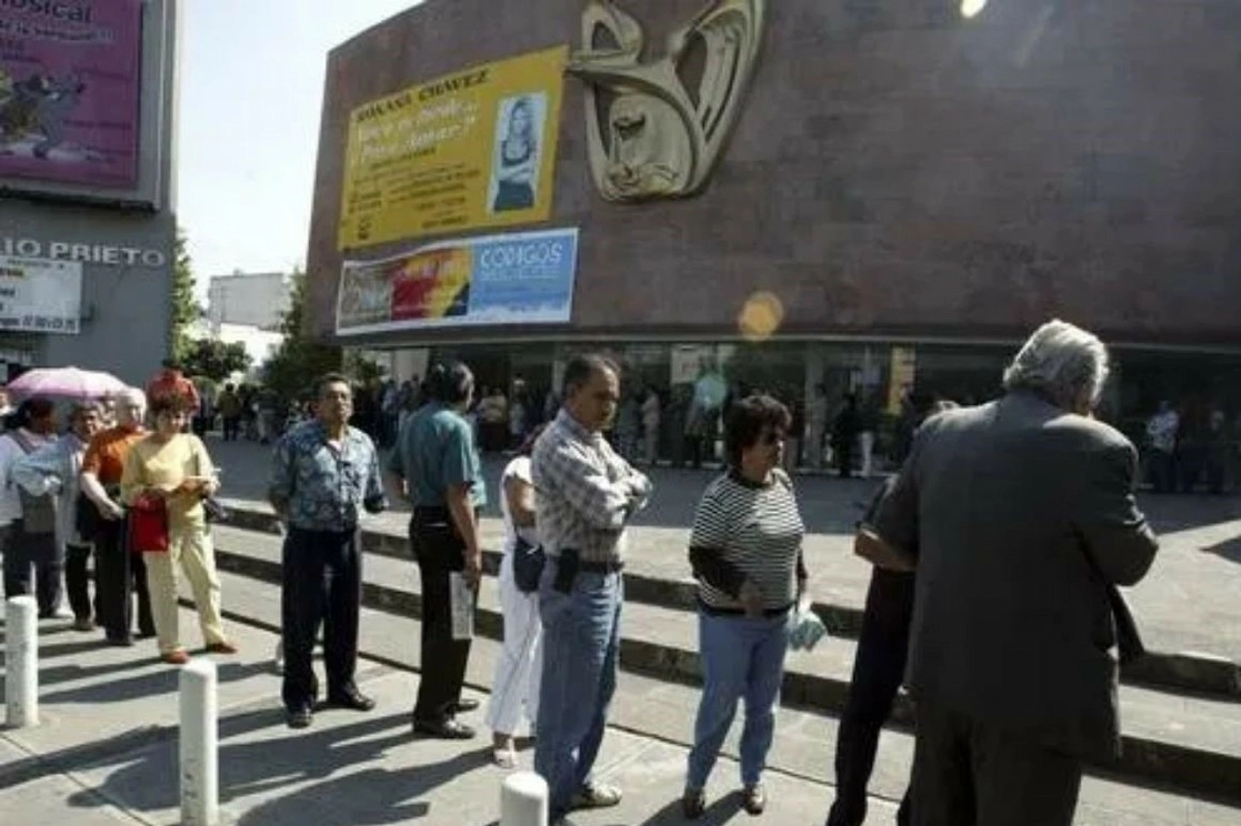 Jubilados del Seguro Social hacen fila para cobrar sus pensiones. Foto Guillermo Sologuren / Archivo