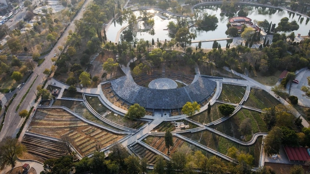 Sheinbaum explicó que la reducción presupuestal que tuvo el  sector cultural  se debió en parte a que ya se terminó el proyecto Chapultepec. En la imagen el puente de Los Pinos hacia la Segunda Sección y el espacio dedicado a la arqueología y al ambiente. Foto Cuartoscuro / archivo 