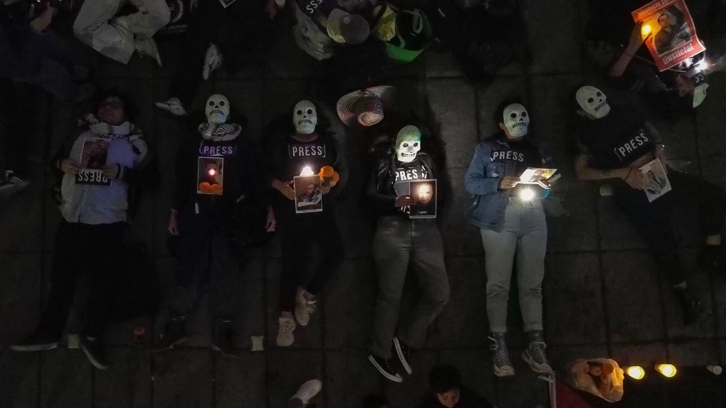 Velada por los periodistas asesinados en Gaza en el Ángel de la Independencia. Foto Jorge Ángel Pablo García 