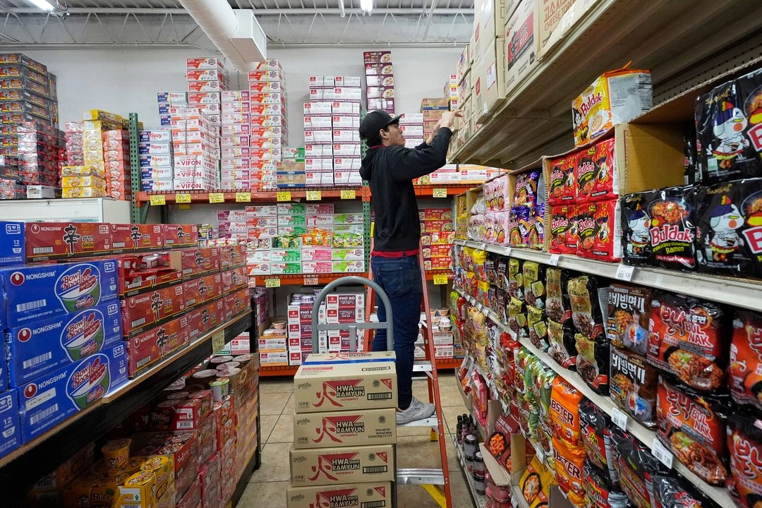 Nelson Siquerra almacena productos alimenticios importados en el supermercado Hiep Thai en Garland, Texas, el lunes 7 de abril de 2025. Foto
