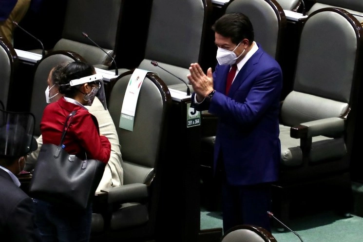 Mario Delgado, presidente de la Jucopo de la Cámara de Diputados, con diputados de su grupo parlamentario de Morena, en julio pasado. Foto Luis Castillo 