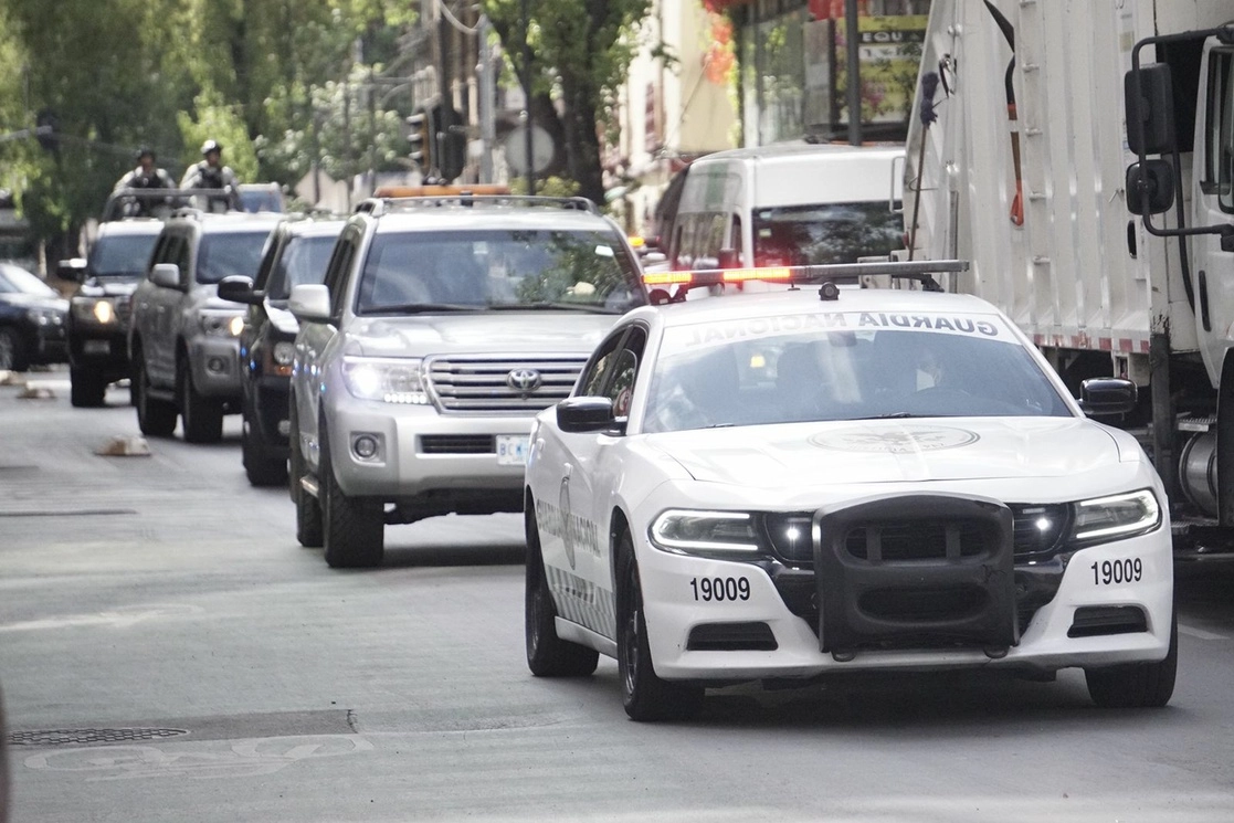 El convoy de Alejandro Mayorkas, el titular de Seguridad Nacional en Estados Unidos, arriba a las instalaciones de la Secretaría de Relaciones Exteriores, en la Ciudad de México, el 15 de junio de 2021. Foto Pablo Ramos