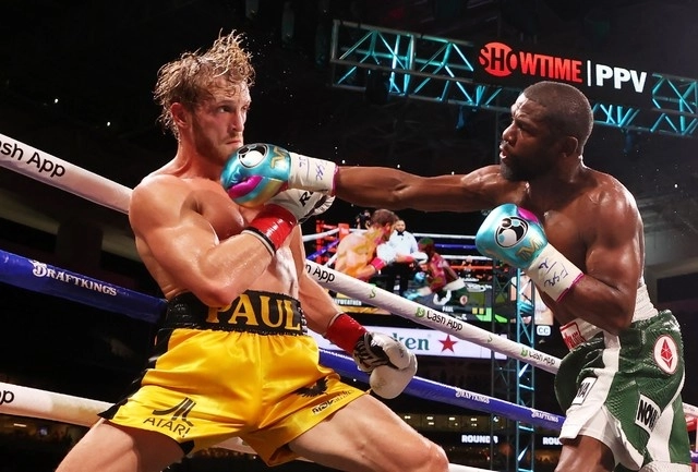 Floyd Mayweather (der)da un derechazo a Logan Paul (izq) durante la pelea. Foto Afp