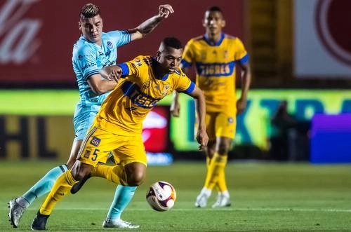 Rafael de Souza, de Tigres, enfrenta la férrea marca del mazatleco Michael Rangel durante el partido de ayer correspondiente a la jornada 11. Foto Jam Media