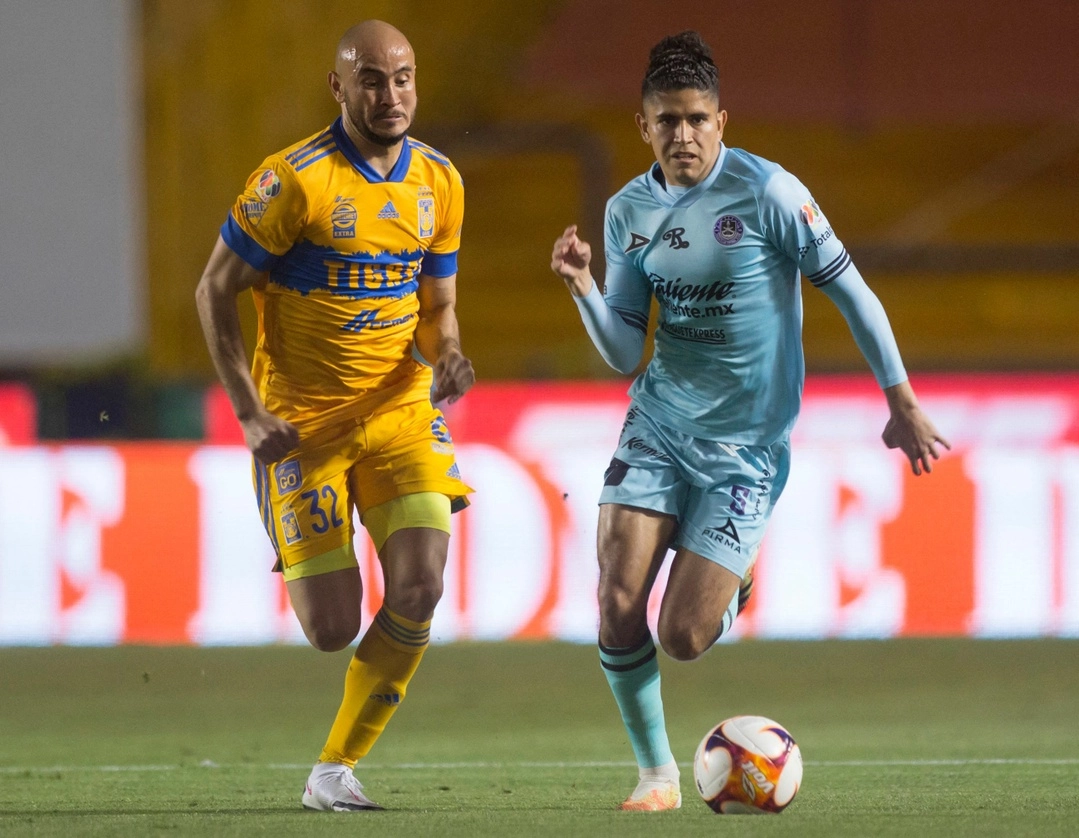 Carlos González de Tigres y Carlos Vargas de Mazatlán durante el encuentro. Foto Afp