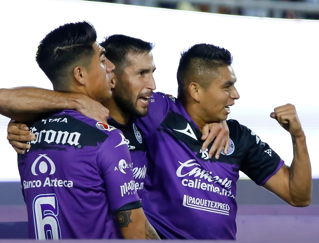 Jugadores de Mazatlán festejan una anotación durante el encuentro. Foto Liga MX