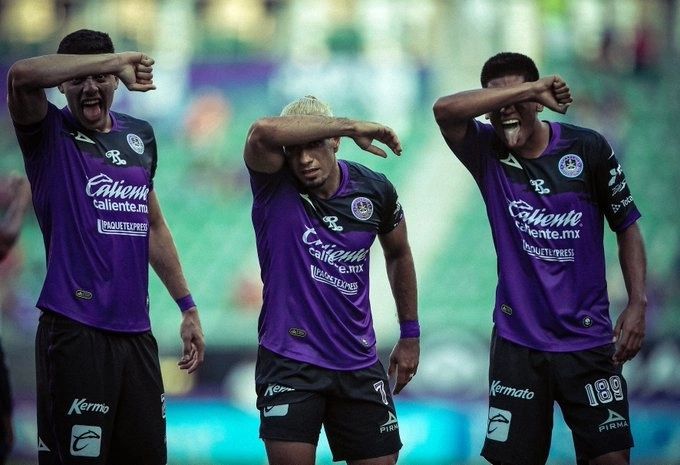 El delantero brasileño Camilo Sanvezzo (c) festeja una de sus anotaciones durante el encuentro. Foto tomada de la cuenta de Twitter @MazatlanFC