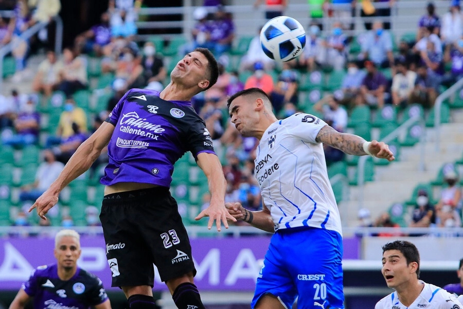 Brian Rubio del Mazatlán (izq) disputa la esférica con  Sebastián Vegas del Monterrey (der). Foto Jam Media