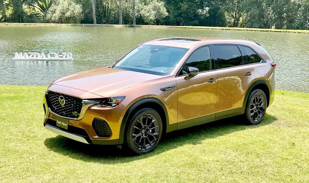 Las líneas de la carrocería de Mazda CX70 son las mismas que CX90 casi en su totalidad, aunque hay detalles que la identifican como los rines y el quemacocos. Foto Carlos Mendoza