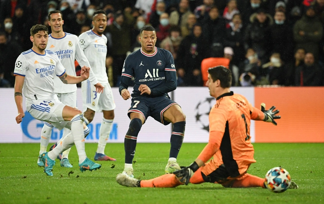 Tras un toquecito de talón de Neymar, el delantero francés, rodeado de la defensa rival, recortó y definió con precisión para el triunfo, el 15 de febrero de 2022. Foto Afp