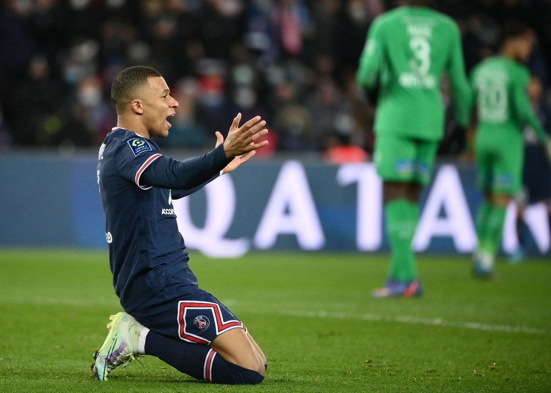 El delantero francés de Paris Saint-Germain, Kylian Mbappe, reacciona durante el partido de futbol. Foto Afp