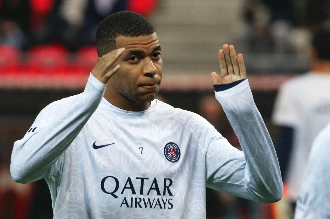 El delantero Kylian Mbappé, del que varios medios afirman que desearía cambiar de aires, "nunca ha hablado de dejar el PSG en enero", aseguró el asesor de futbol del club parisino Luis Campos. Foto Afp