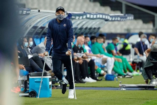 El delantero del París SG, Kylian Mbappé, lesionado el viernes en la final de la Copa de Francia contra el Saint-Etienne, sufre un "esguince del tobillo derecho”. Foto Afp