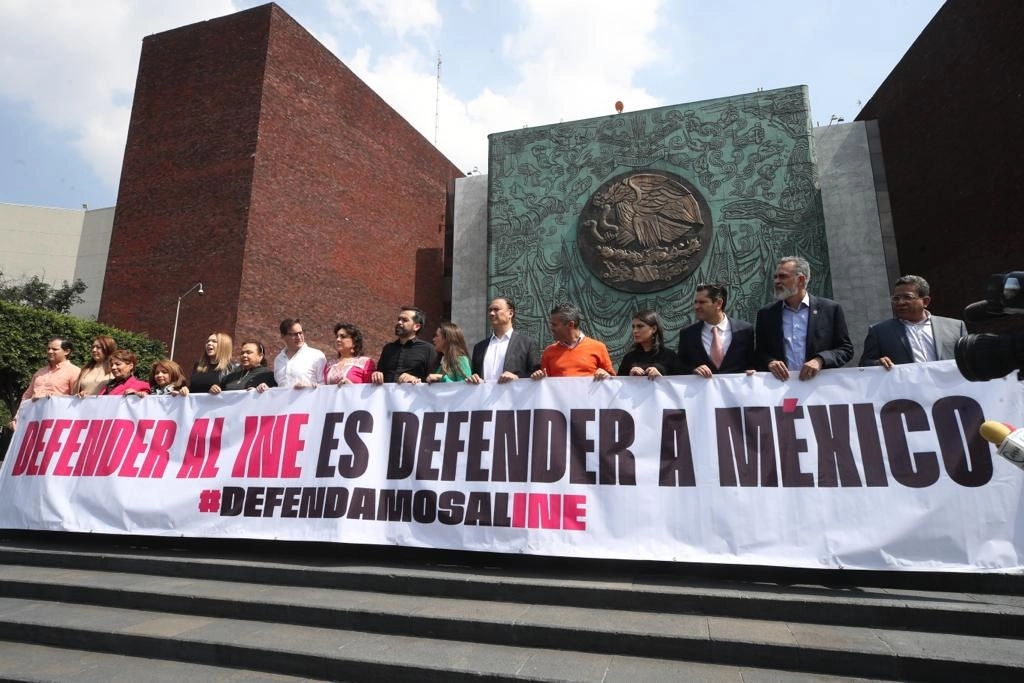 Diputados Movimiento Ciudadano despliegan una manta en defensa del INE, en el frontispicio de la Cámara de Diputados, en CDMX, el 4 de noviembre de 2022. Foto José Antonio López
