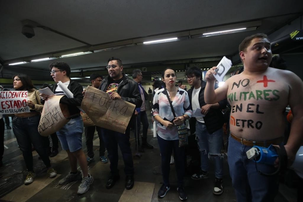 Estudiantes se manifiestan en la estación Centro Médico en contra de la presencia de la GN en el Metro, en CDMX, el 18 de enero de 2023. Foto Yazmín Ortega Cortés



