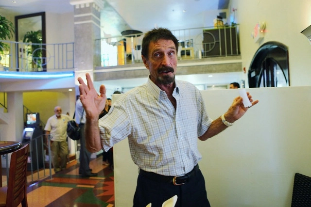 En imagen del 13 de diciembre de 2012, John McAfee tras haber regresado a EU desde Guatemala. Foto Afp