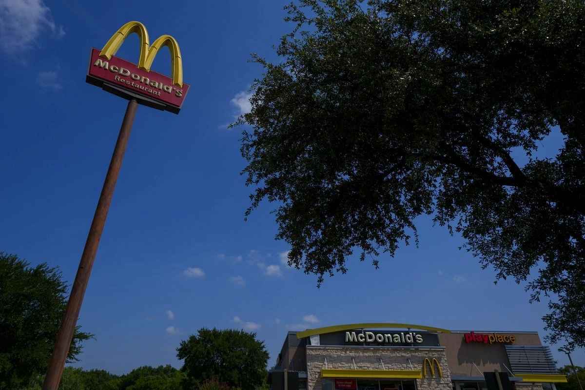 Se ve un restaurante McDonald's el martes 5 de agosto de 2025 en Arlington, Texas. Foto