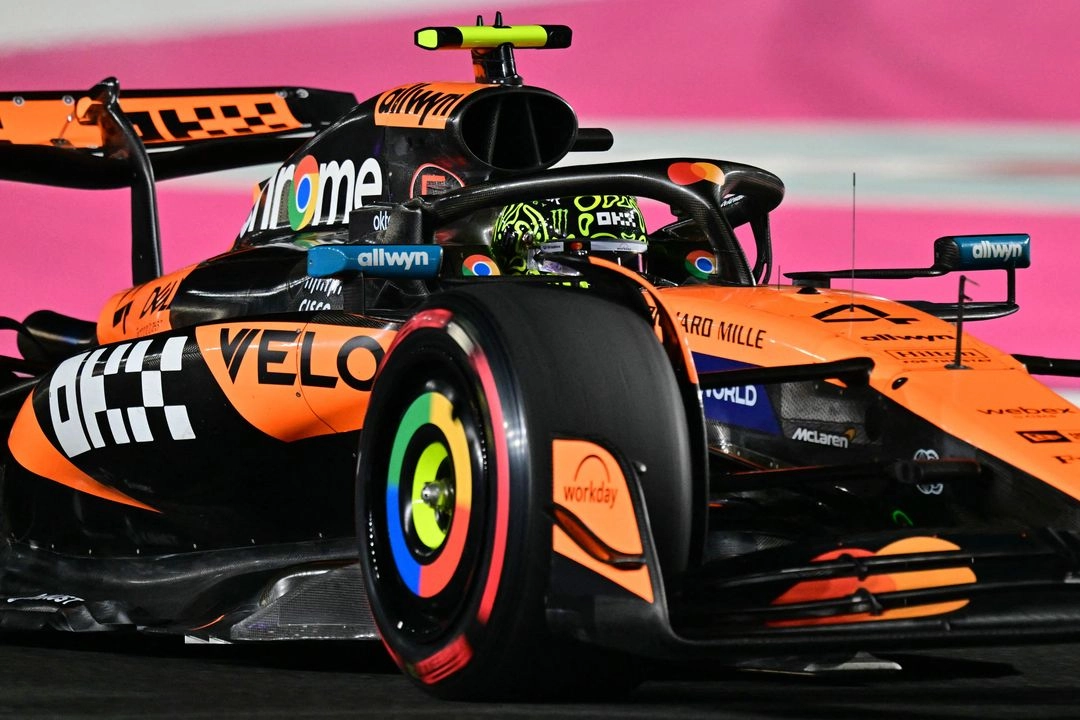 Lando Norris de la escudería McLaren logró el mejor tiempo de las segundas prácticas libres del GP de Arabia Saudita en el circuito de Yeda, el 18 de abril de 2025. Foto 