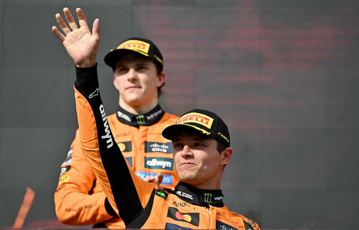 Lando Norris de la escudería McLaren celebra su victoria en el GP de Hungría; tras él aplaude su coequipero Oscar Pisatri, segundo de la prueba y actual líder del campeonato mundial de la F1, el 3 de agosto de 2025. Foto 