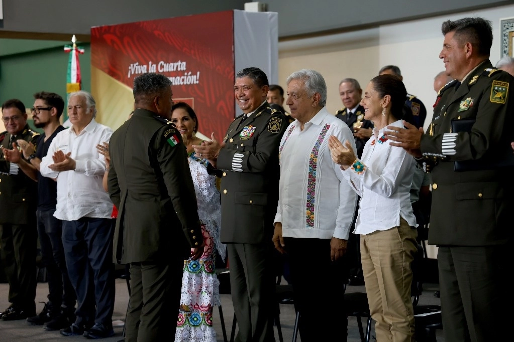 El presidente Andrés Manuel López Obrador, acompañado por la mandataria electa, Claudia Sheinbaum Pardo, entregó reconocimientos a ingenieros militares constructores. El acto se desarrollo en la estación Chetumal del Tren Maya. Foto Presidencia
