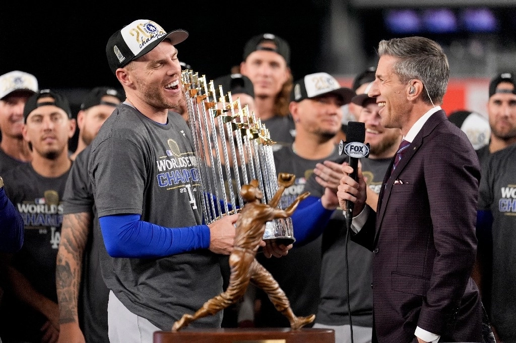 Freeman, primera base de los Dodgers, posa con el trofeo del campeonato, así como el del jugador más valioso del Clásico de Otoño, el cual obtuvo por su destacada labor con el madero en la serie frente a los Yanquis de Nueva York. Foto Ap