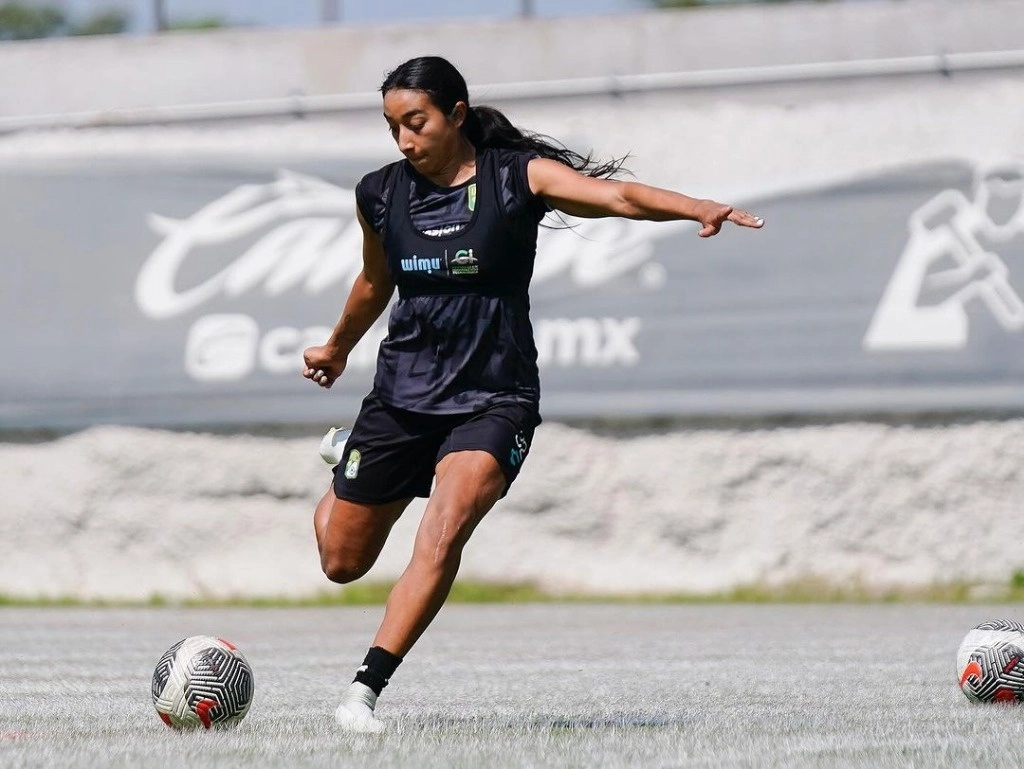 La jugadora esmeralda recibió un balonazo durante un entrenamiento, el cual dañó su vista y provocó su retiro del futbol. Foto @ana_campaa